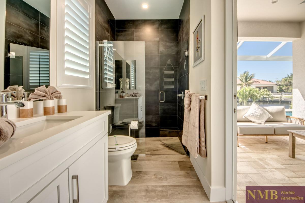 Ferienhaus-Cape-Coral-Villa-Winking-Owl_40-Guest-Suite-Bathroom