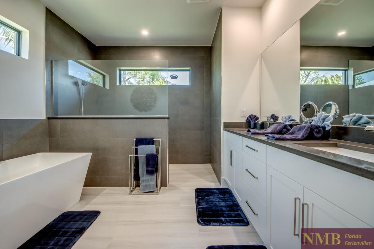 Ferienhaus-Cape-Coral-Francis_37-Master-Bathroom