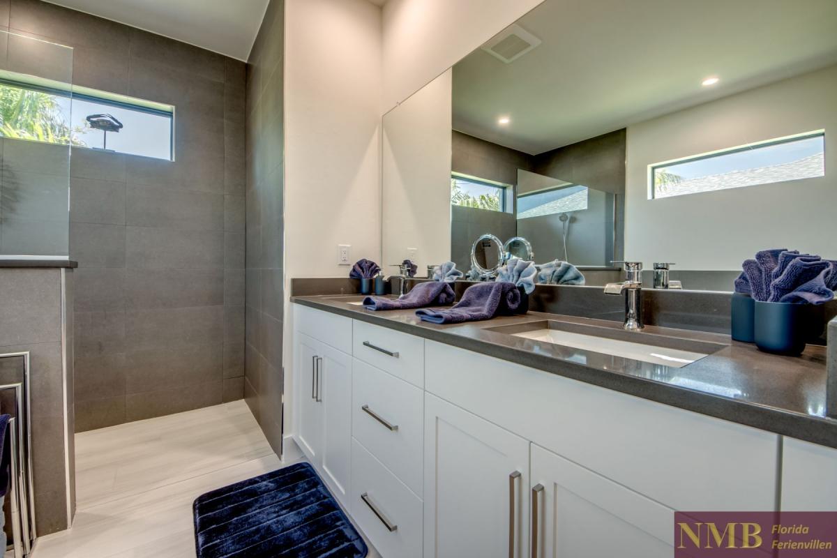 Ferienhaus-Cape-Coral-Francis_38-Master-Bathroom