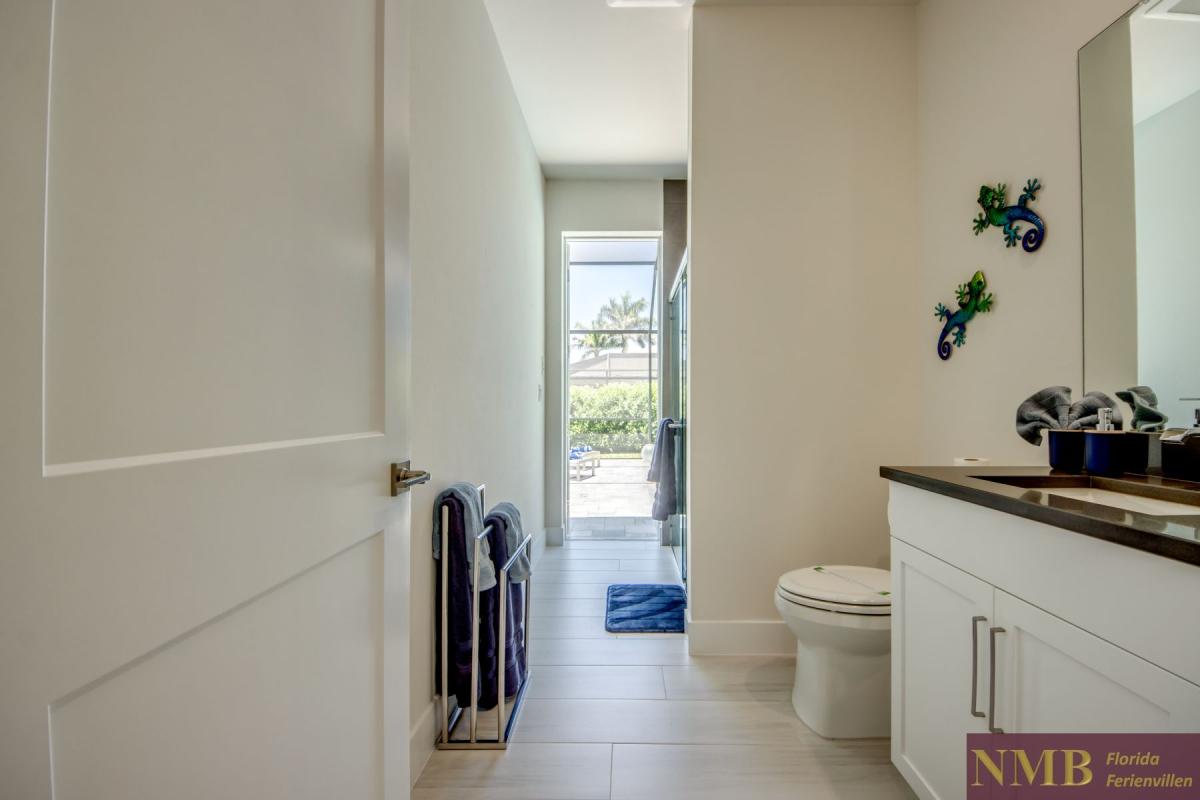 Ferienhaus-Cape-Coral-Francis_42-Guest-Pool-Bathroom