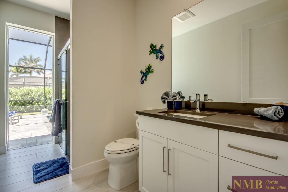 Ferienhaus-Cape-Coral-Francis_43-Guest-Pool-Bathroom