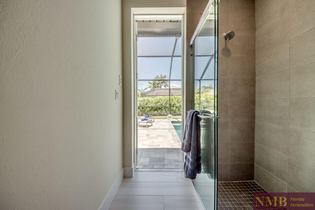 Ferienhaus-Cape-Coral-Francis_44-Guest-Pool-Bathroom