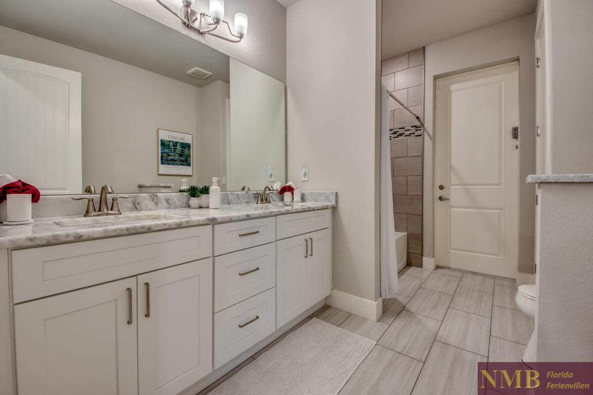 Cape_Coral_Ferienhaeuser_Marie-Angeline_48-Guest-Pool-Bathroom
