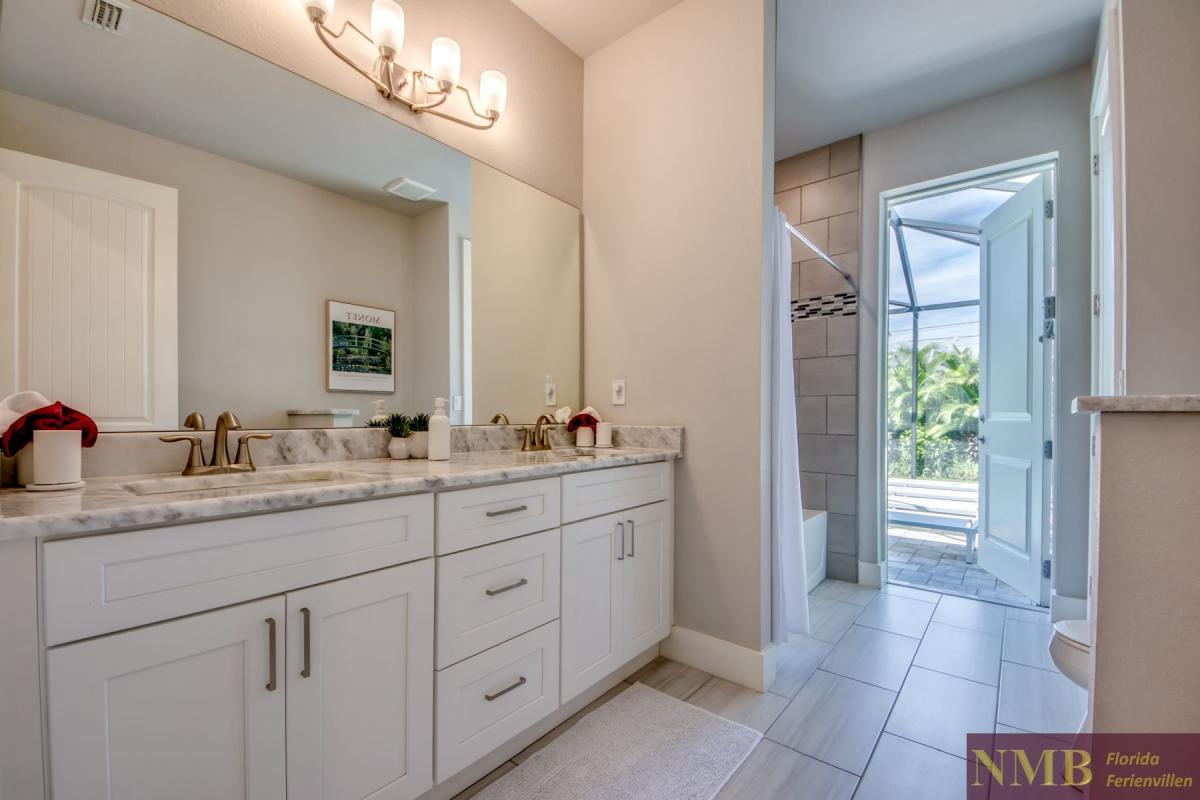 Cape_Coral_Ferienhaeuser_Marie-Angeline_49-Guest-Pool-Bathroom
