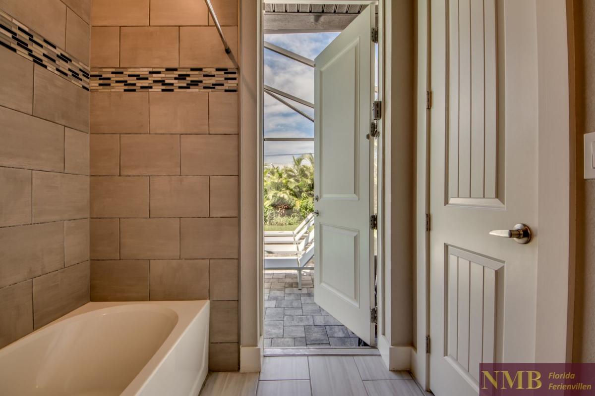 Cape_Coral_Ferienhaeuser_Marie-Angeline_50-Guest-Pool-Bathroom