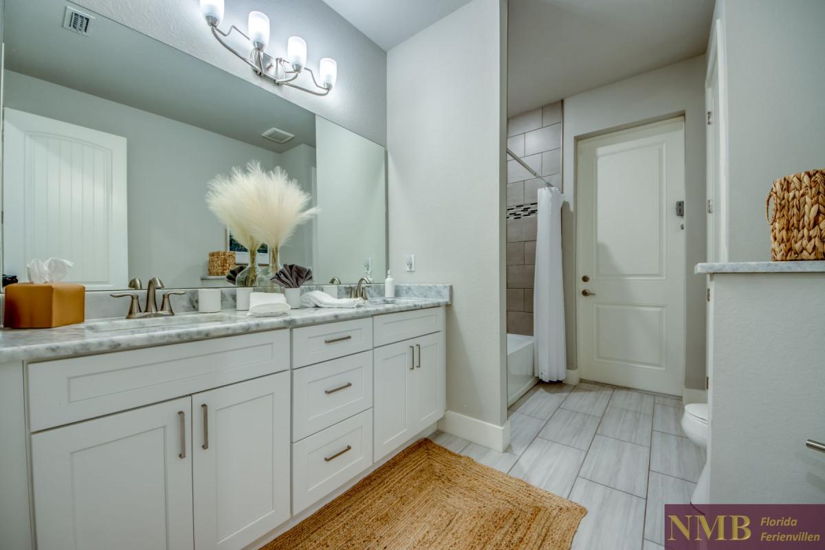 Ferienhaus-Cape-Coral-Marie-Angeline_48-Guest-Pool-Bathroom