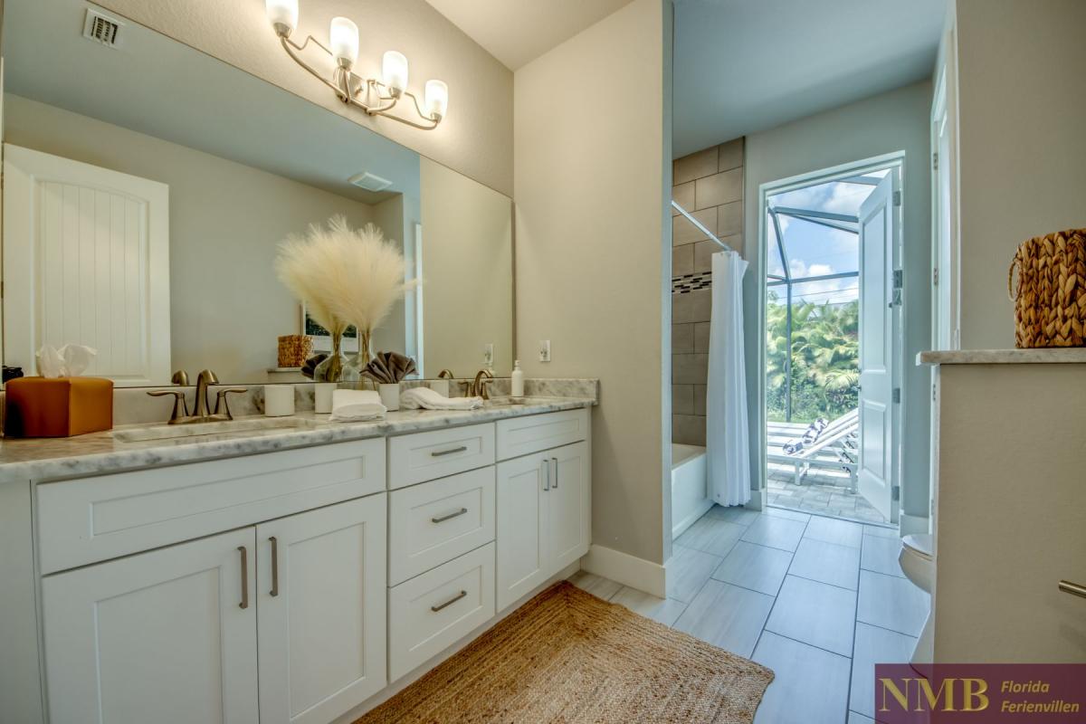 Ferienhaus-Cape-Coral-Marie-Angeline_49-Guest-Pool-Bathroom