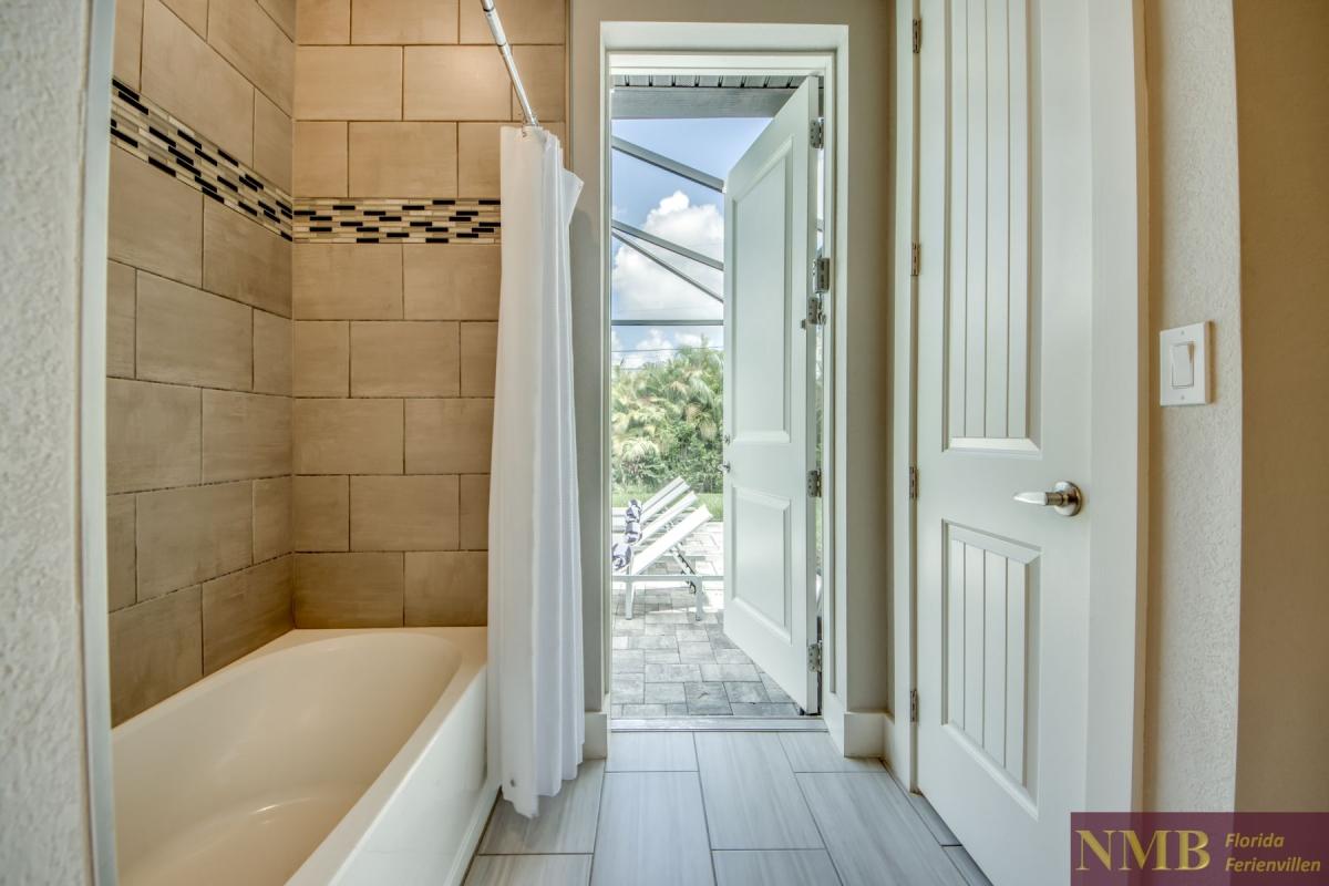 Ferienhaus-Cape-Coral-Marie-Angeline_50-Guest-Pool-Bathroom