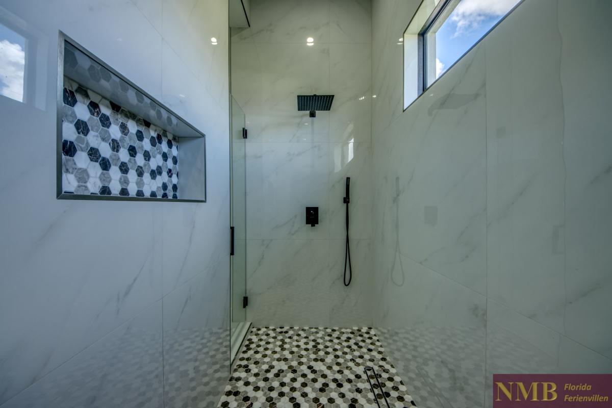 Ferienhaus-Cape-Coral-Momoa_47-Master-Bathroom