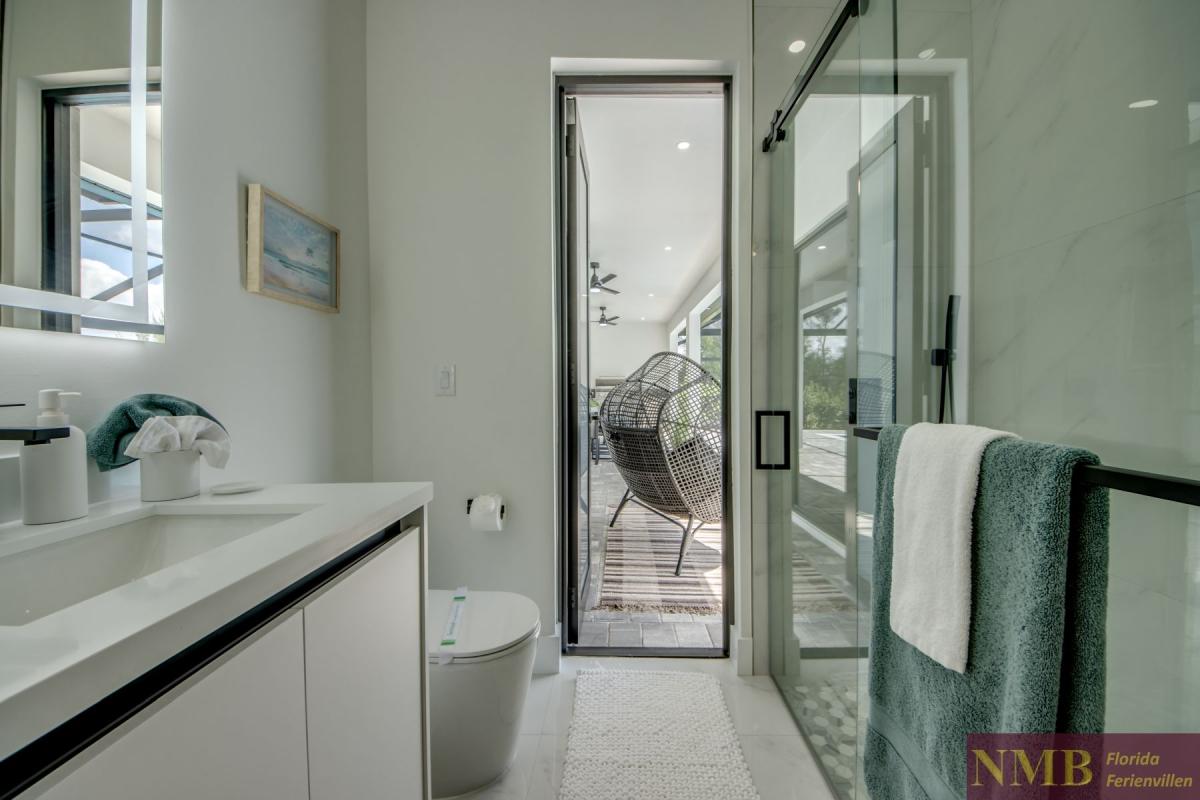 Ferienhaus-Cape-Coral-Momoa_51-Guest-Suite-Pool-Bathroom
