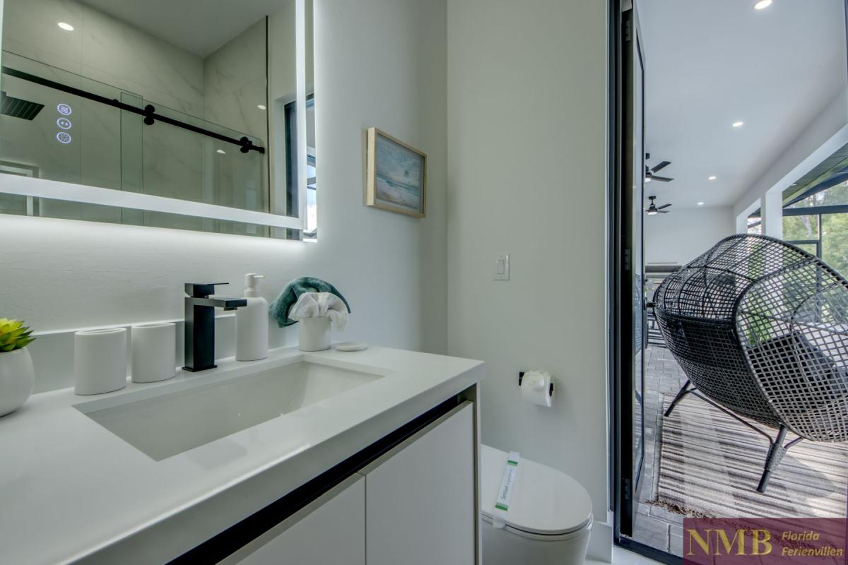Ferienhaus-Cape-Coral-Momoa_52-Guest-Suite-Pool-Bathroom
