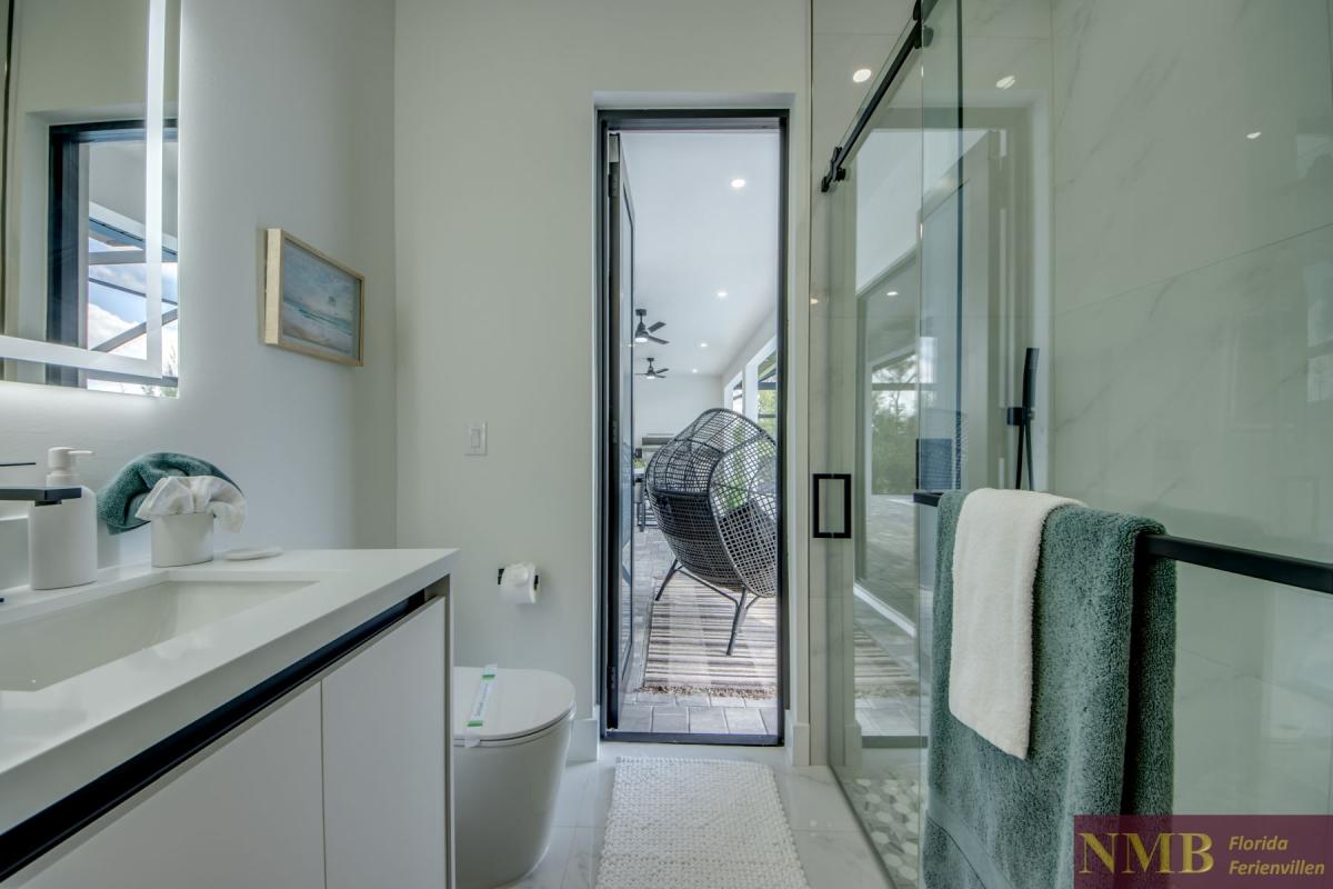 Ferienhaus-Cape-Coral-Momoa_53-Guest-Suite-Pool-Bathroom