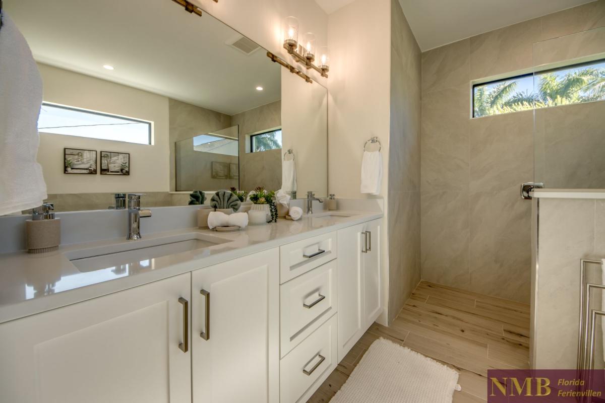 Ferienhaus-Cape-Coral-Overseas_44-Master-Bathroom