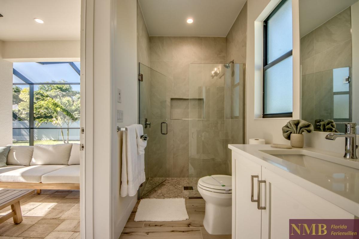 Ferienhaus-Cape-Coral-Overseas_50-Guest-Suite-Pool-Bathroom