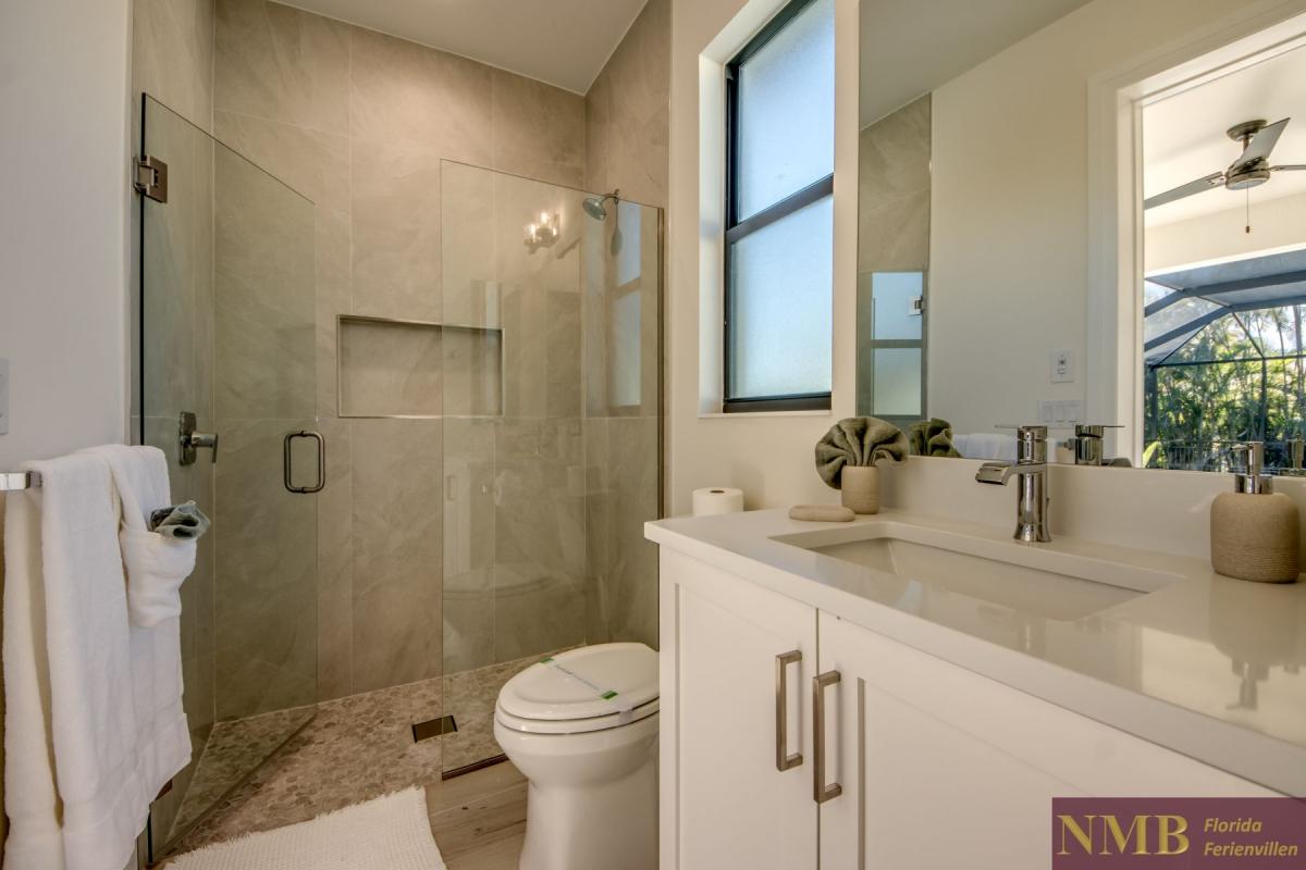 Ferienhaus-Cape-Coral-Overseas_51-Guest-Suite-Pool-Bathroom